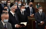 Le ministre français de l'Intérieur Gerald Darmanin (C) et le grand rabbin de France Haim Korsia (d) assistent à un office de Shabbat à la Synagogue de la Victoire à Paris, le 9 juillet 2020. (Crédit : Anne-Christine POUJOULAT / AFP)