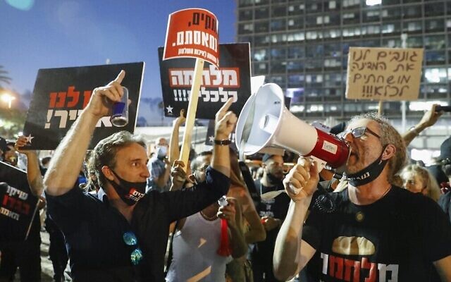 Des Israéliens protestent sur la place Rabin de Tel Aviv contre la politique économique du gouvernement pendant la pandémie de coronavirus, le 11 juillet 2020. (Jack Guez/AFP) Des Israéliens protestent sur la place Rabin de Tel Aviv contre la politique économique du gouvernement pendant la pandémie de coronavirus, le 11 juillet 2020. (Jack Guez/AFP)