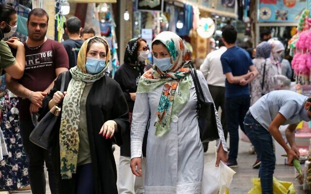 Des Iraniennes, portant des masques en raison de la pandémie de COVID-19, font leurs courses au bazar de Tajrish dans la capitale iranienne, Téhéran le 14 juillet 2020. (Crédit : ATTA KENARE / AFP)