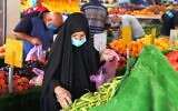 Une femme irakienne portant un masque de protection dans un marché à Karrada, dans la capitale de Bagdad, en Irak, le 14 juillet 2020. (AHMAD AL-RUBAYE / AFP)