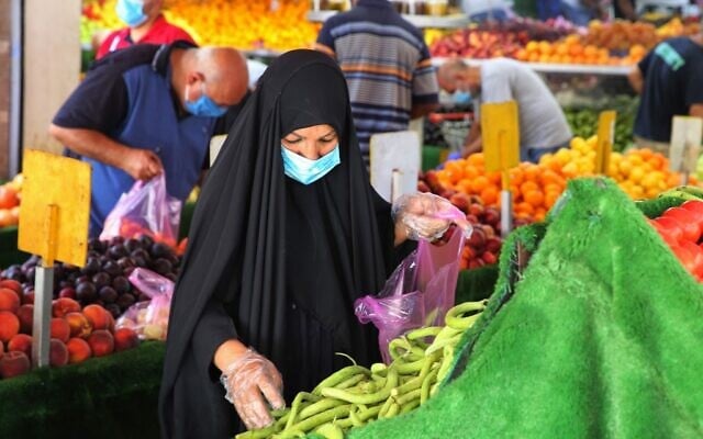 Une femme irakienne portant un masque de protection dans un marché à Karrada, dans la capitale de Bagdad, en Irak, le 14 juillet 2020. (AHMAD AL-RUBAYE / AFP) Une femme irakienne portant un masque de protection dans un marché à Karrada, dans la capitale de Bagdad, en Irak, le 14 juillet 2020. (AHMAD AL-RUBAYE / AFP)