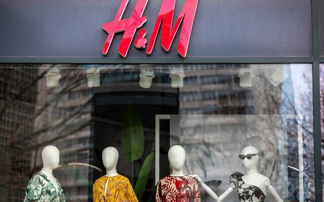 Illustration. La vitrine d'un magasin de la société suédoise de vêtements H&M à Berlin, le 29 mars 2020. (Impair ANDERSEN / AFP) Illustration. La vitrine d'un magasin de la société suédoise de vêtements H&M à Berlin, le 29 mars 2020. (Impair ANDERSEN / AFP)