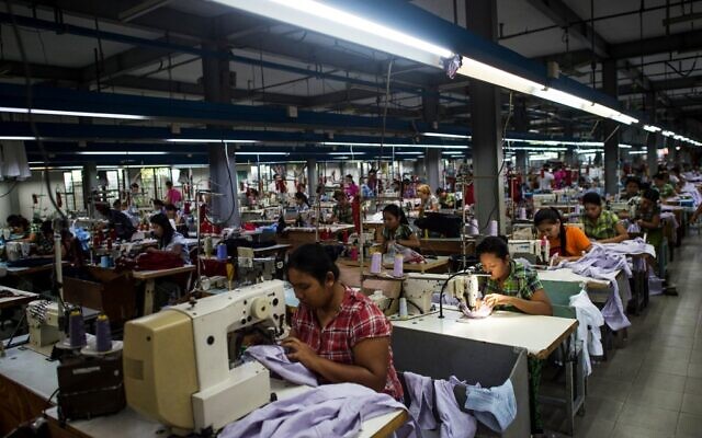Des ouvrières dans une usine de confection à Yangon, en Birmanie, le 1er novembre 2018. (Ye Aung THU / AFP) Des ouvrières dans une usine de confection à Yangon, en Birmanie, le 1er novembre 2018. (Ye Aung THU / AFP)