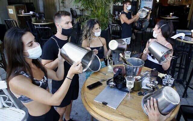 Des restaurateurs et autres protestent contre les nouvelles mesures de confinement, à Tel Aviv le 17 juillet 2020. (Crédit : JACK GUEZ / AFP) Des restaurateurs et autres protestent contre les nouvelles mesures de confinement, à Tel Aviv le 17 juillet 2020. (Crédit : JACK GUEZ / AFP)