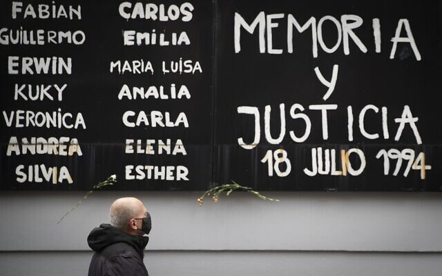 Un homme rend hommage lors de la commémoration du 26ème anniversaire d'une attaque à la bombe qui a fait 85 victimes et 300 blessés au centre communautaire juif AMIA, à Buenos Aires le 18 juillet 2020. (Photo par Alejandro PAGNI / AFP)