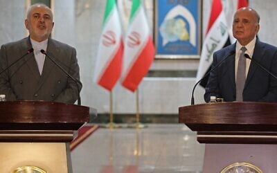 Le ministre iranien des Affaires étrangères Mohammad Javad Zarif (gauche) s'exprime lors d'une conférence de presse avec son homologue irakien Fuad Hussein (droite) à la suite de leur réunion à Baghdad  le 19 juillet 2020. (Photo par AHMAD AL-RUBAYE / AFP)