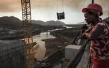Workey Tadele, un opérateur radio au Grand barrage de la Renaissance (GERD), à proximité de Guba, en Ethiopie, le 26 décembre 2019. (Crédit : Eduardo Soteras/AFP)