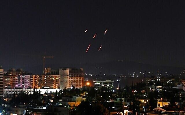 La défense aérienne syrienne répond aux présumés missiles israéliens visant le sud de la capitale Damas, le 20 juillet 2020. (AFP) La défense aérienne syrienne répond aux présumés missiles israéliens visant le sud de la capitale Damas, le 20 juillet 2020. (AFP)