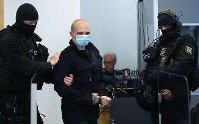 Stephan Balliet, qui est accusé d'avoir abattu deux personnes après avoir tenté de prendre d'assaut une synagogue à Halle, arrive dans la salle d'audience avant son procès le 21 juillet 2020 au tribunal de district de Magdebourg, en Allemagne de l'Est. - (Crédit : RONNY HARTMANN / diverses sources / AFP)