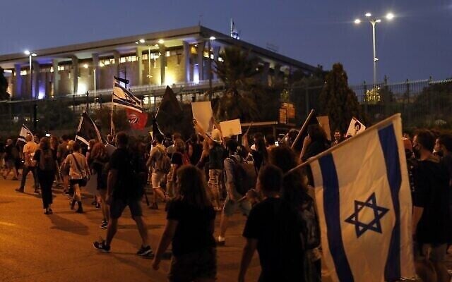 Les Israéliens manifestent contre le Premier ministre israélien Benjamin Netanyahu près de la Knesset (le parlement) à Jérusalem, le 21 juillet 2020. (Crédit : Ahmad GHARABLI / AFP) Les Israéliens manifestent contre le Premier ministre israélien Benjamin Netanyahu près de la Knesset (le parlement) à Jérusalem, le 21 juillet 2020. (Crédit : Ahmad GHARABLI / AFP)