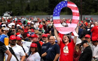 Un homme, David Reinert, brandit un grand panneau « Q » en attendant l'arrivée du président américain Donald Trump lors d'un rassemblement « Make America Great Again » au Mohegan Sun Arena de Casey Plaza, à Wilkes Barre, en Pennsylvanie, le 1er août 2018. (RICK LOOMIS / GETTY IMAGES AMÉRIQUE DU NORD / AFP)