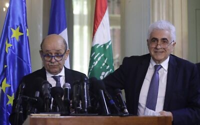 Le ministre français des Affaires étrangères Jean-Yves Le Drian (à gauche) et son homologue libanais Nassif Hitti donnent une conférence de presse conjointe à Beyrouth le 23 juillet 2020. (Crédit : JOSEPH EID / AFP)
