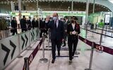 Le Premier ministre Jean Castex (gauche) avec la préfète délégué en charge de la sécurité des aéroports de  Roissy Charles de Gaulle, du Bourget et Sophie Wolferman, fait un signe de la main lors d'une visite à l'aéroport Roissy-Charles de Gaulle le 24 juillet 2020. (Photo par Christophe PETIT TESSON / POOL / AFP)