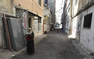 Une femme palestinienne descend une rue dans le camp de réfugié d'Amari à proximité de la ville de Ramallah en Cisjordanie, le 29 juillet 2020. (Photo par ABBAS MOMANI / AFP)