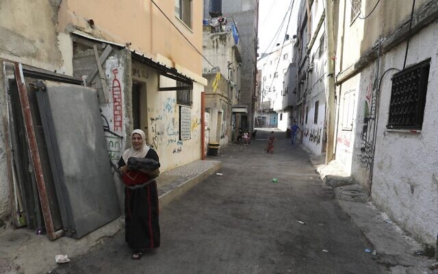 Une femme palestinienne descend une rue dans le camp de réfugié d'Amari à proximité de la ville de Ramallah en Cisjordanie, le 29 juillet 2020. (Photo par ABBAS MOMANI / AFP)