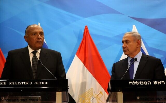 Le Premier ministre Benjamin Netanyahu (à droite) fait une déclaration commune avec le ministre égyptien des Affaires étrangères Sameh Shoukry avant leur rencontre à son bureau de Jérusalem, le 10 juillet 2016. (AFP PHOTO/GALI TIBBON) Le Premier ministre Benjamin Netanyahu (à droite) fait une déclaration commune avec le ministre égyptien des Affaires étrangères Sameh Shoukry avant leur rencontre à son bureau de Jérusalem, le 10 juillet 2016. (AFP PHOTO/GALI TIBBON)