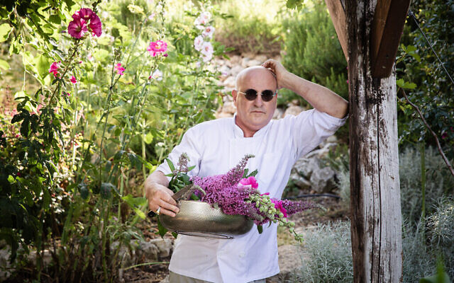 Le chef israélien Erez Komarovsky est l'un des ambassadeurs culinaires au programme de "YesChef", une nouvelle plateforme créée par l'entrepreneur Steve Avery (Autoirsation : YesChef) Le chef israélien Erez Komarovsky est l'un des ambassadeurs culinaires au programme de "YesChef", une nouvelle plateforme créée par l'entrepreneur Steve Avery (Autoirsation : YesChef)