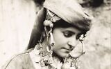 Une jeune femme juive berbère en tenue de ville, à Tiznit, au sud d'Agadir, auMaroc, vers 1934 - 1939. (Crédit : mahJ © Adagp, Paris, 2020)