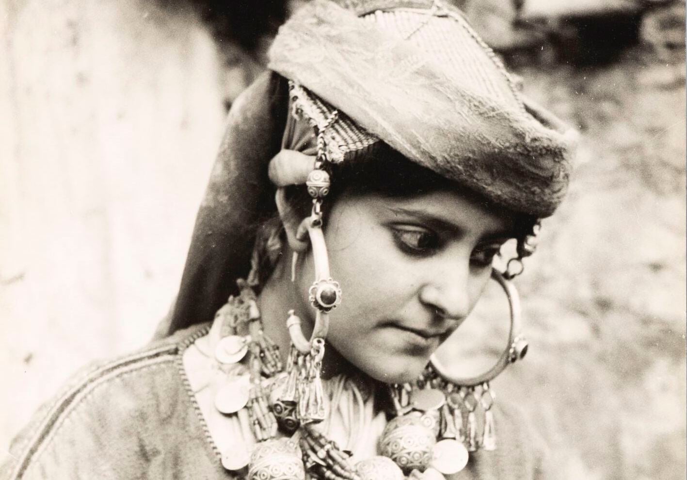 Une jeune femme juive berbère en tenue de ville, à Tiznit, au sud d'Agadir, auMaroc, vers 1934 - 1939. (Crédit : mahJ © Adagp, Paris, 2020)