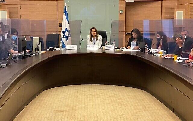 La députée Yifat Shasha-Biton préside la commission sur le coronavirus de la Knesset, le 17 juin 2020. (Instagram) La députée Yifat Shasha-Biton préside la commission sur le coronavirus de la Knesset, le 17 juin 2020. (Instagram)