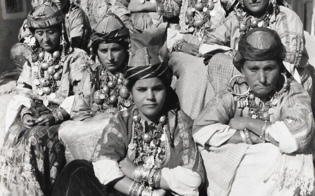 Tahala, région du Souss. Femmes juives en costume traditionnel. (Crédit : Collection Sarah Assidon-Pinson © Adagp, Paris, 2020)