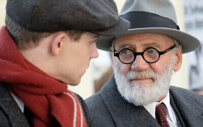 Simon Morzé dans le rôle de Franz, et Bruno Ganz dans le rôle de Sigmund Freud dans "The Tobacconist". (Petro Domenigg/ Epo Film/Glory Film)