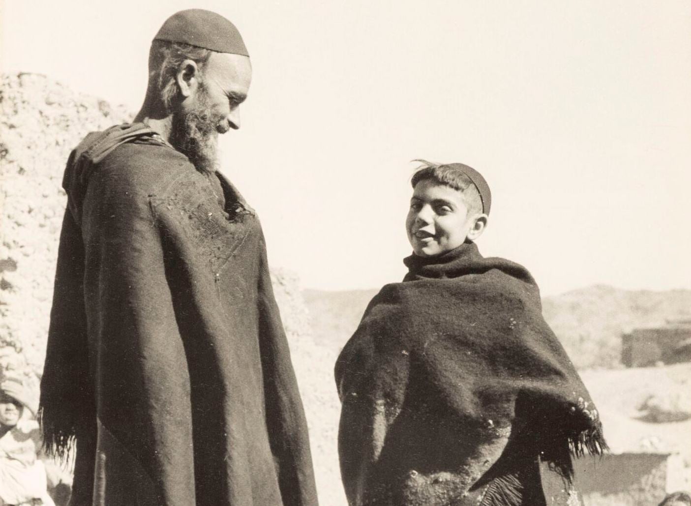 Région de Tikirt, vallée du Draa. Homme et enfant en costume traditionnel. (Crédit : Collection Sarah Assidon-Pinson © Adagp, Paris, 2020)