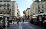 La rue de la République, principale artère de l'intra-muros d'Avignon. (Crédit : randreu / CC BY 3.0)
