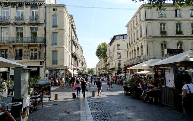 La rue de la République, principale artère de l'intra-muros d'Avignon. (Crédit : randreu / CC BY 3.0) La rue de la République, principale artère de l'intra-muros d'Avignon. (Crédit : randreu / CC BY 3.0)