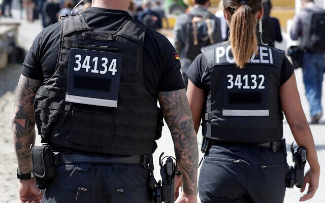 La police fédérale allemande à Berlin, en Allemagne, le 19 avril 2018. (Crédit : AP / Michael Sohn)