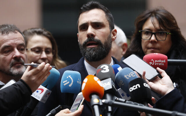 Roger Torrent, président du Parlement catalan, s'exprimant au Parlement européen à Strasbourg, en France, le 13 janvier 2020. (AP / Jean-Francois Badias) Roger Torrent, président du Parlement catalan, s'exprimant au Parlement européen à Strasbourg, en France, le 13 janvier 2020. (AP / Jean-Francois Badias)