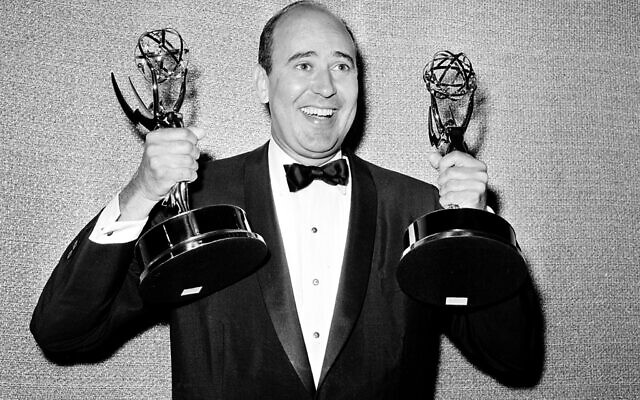 Carl Reiner avec ses deux statues des Emmy du meilleur auteur de comédie pour son "Dick Van Dyke Show", lors de la cérémonie annuelle des Emmy Awards à Los Angeles, le 26 mai 1963. (Crédit : AP)