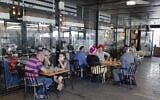 Des Israéliens dans un café d'Ariel en Cisjordanie, le 1er juillet 2020. (Crédit : JACK GUEZ / AFP)