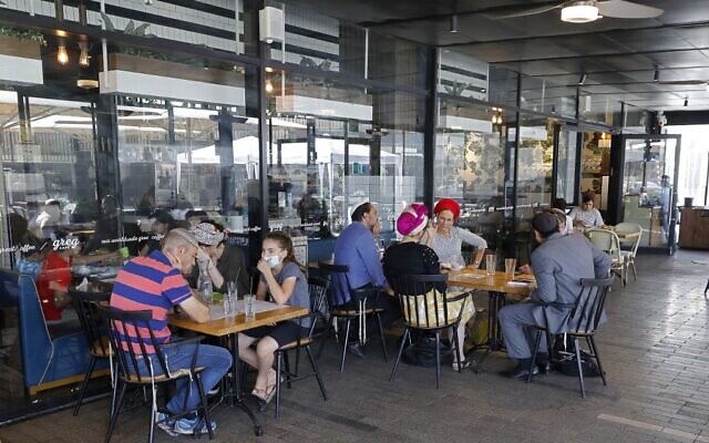 Des Israéliens dans un café d'Ariel en Cisjordanie, le 1er juillet 2020. (Crédit : JACK GUEZ / AFP)