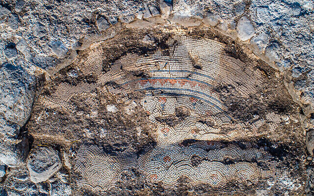 Sol en mosaïque d'une église de 1 300 ans dans le village de Kfar Kama, près du Mont Tabor. (Alex Wiegmann, Autorité israélienne des Antiquités) Sol en mosaïque d'une église de 1 300 ans dans le village de Kfar Kama, près du Mont Tabor. (Alex Wiegmann, Autorité israélienne des Antiquités)