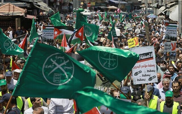 Les drapeaux des Frères musulmans, de la Jordanie et d'autres partis politiques sont brandis lors d’une manifestation dénonçant la conférence économique du Moyen-Orient dirigée par les États-Unis à Bahreïn, le 21 juin 2019. (Khalil Mazraawi / AFP) Les drapeaux des Frères musulmans, de la Jordanie et d'autres partis politiques sont brandis lors d’une manifestation dénonçant la conférence économique du Moyen-Orient dirigée par les États-Unis à Bahreïn, le 21 juin 2019. (Khalil Mazraawi / AFP)