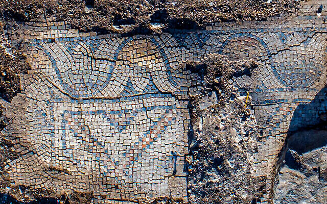 Sol en mosaïque d'une église de 1 300 ans dans le village de Kfar Kama, près du Mont Tabor. (Alex Wiegmann, Autorité israélienne des Antiquités) Sol en mosaïque d'une église de 1 300 ans dans le village de Kfar Kama, près du Mont Tabor. (Alex Wiegmann, Autorité israélienne des Antiquités)