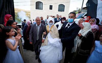 Illustration : un marié palestinien, Rafeh Qassim ,et son épouse célèbrent leur mariage avec presque aucun invité, à Ramallah, en Cisjordanie, le 18 avril 2020. (Crédit : Flash90)