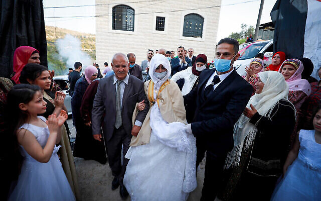 Illustration : un marié palestinien, Rafeh Qassim ,et son épouse célèbrent leur mariage avec presque aucun invité, à Ramallah, en Cisjordanie, le 18 avril 2020. (Crédit : Flash90)
