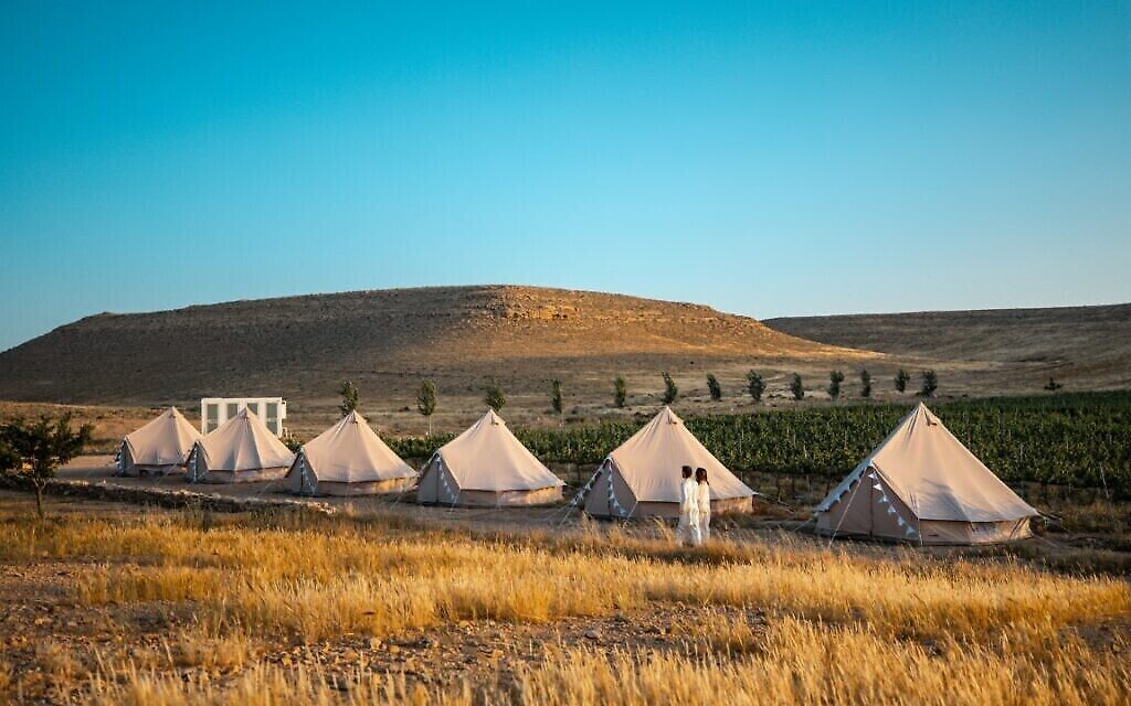 L'expérience de glamping éphémère de Glamping Israel dans le vignoble Nana à Mizpe Ramon dans la région du Néguev. (Autorisation : Glamping Israel) L'expérience de glamping éphémère de Glamping Israel dans le vignoble Nana à Mizpe Ramon dans la région du Néguev. (Autorisation : Glamping Israel)
