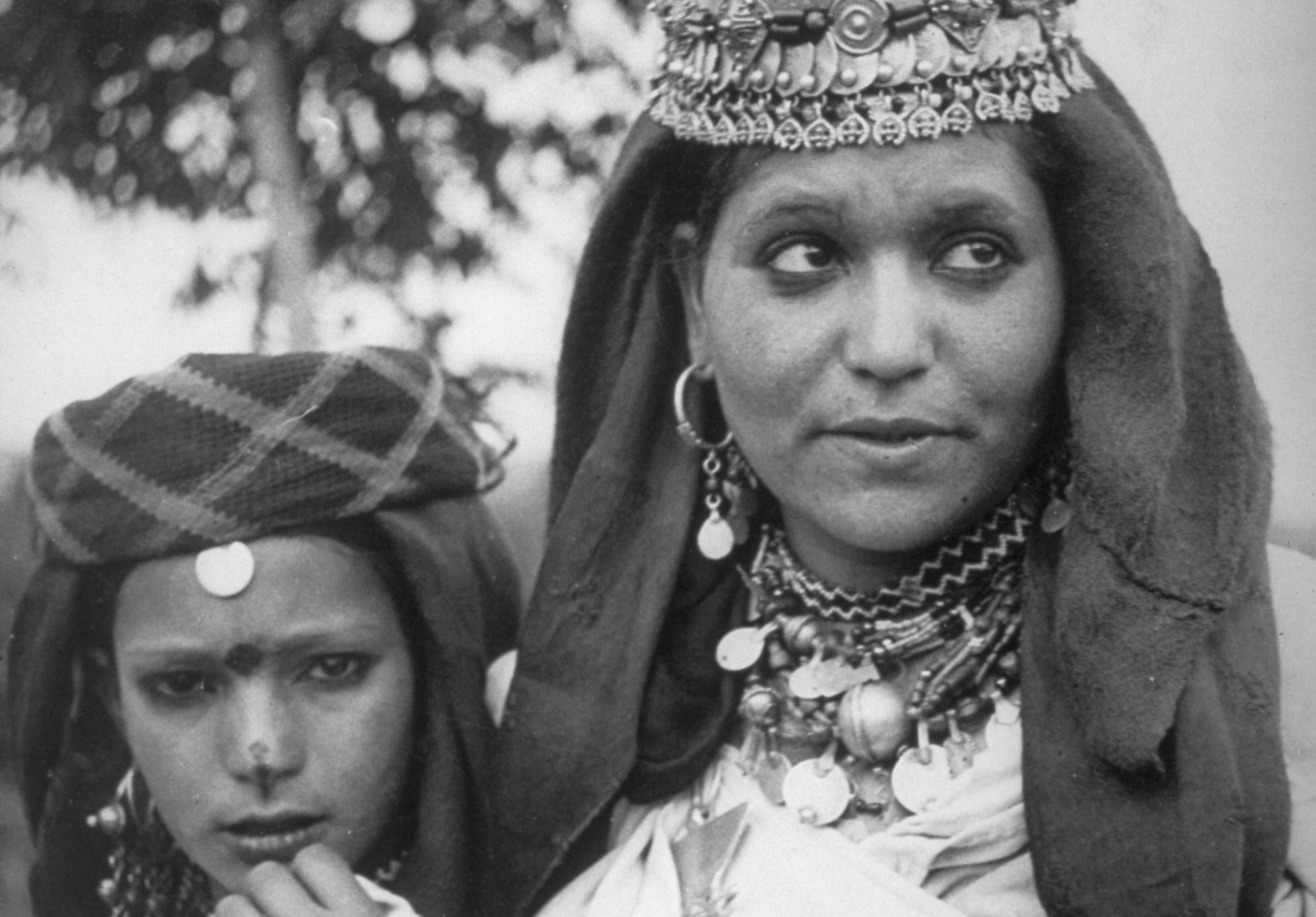 Kelaat M’Gouna, province de Tinghir, vallée du Todgha. Deux jeunes femmes en drapé blanc. (Crédit : mahJ © Adagp, Paris, 2020)