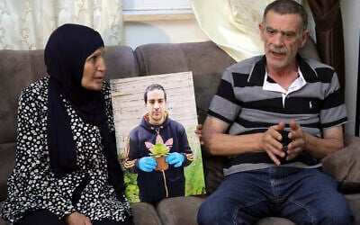 Les parents d'Iyad Halak, un Palestinien autiste mortellement blessé par les tirs de la police israélienne, avec Khiri, à droite, et sa mère Rana, pendant une interview à Jérusalem, le 3 juin 2020 (Crédit :  Mahmoud Illean/AP)