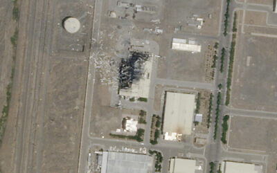 Les dommages considérables causés par une explosion et un incendie dans une usine d'assemblage de centrifugeuses avancées sur le site nucléaire iranien de Natanz, le 5 juillet 2020. (Image satellite de Planet Labs Inc. via AP)