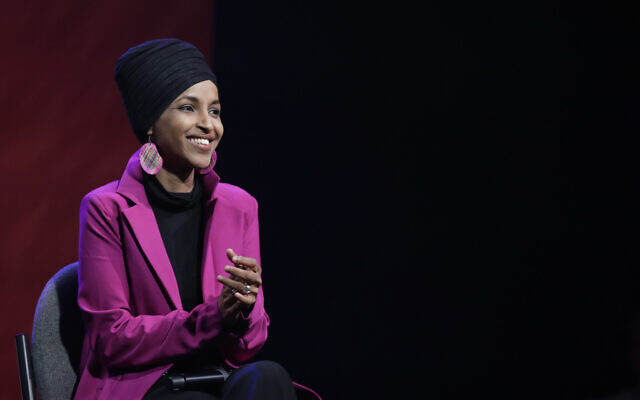 La représentante Ilhan Omar du Minnesota lors d'un débat organisé au cours d'un événement de campagne à Clive, dans l'Iowa, le 31 janvier 2020 (Crédit : Marcio Jose Sanchez/AP) La représentante Ilhan Omar du Minnesota lors d'un débat organisé au cours d'un événement de campagne à Clive, dans l'Iowa, le 31 janvier 2020 (Crédit : Marcio Jose Sanchez/AP)