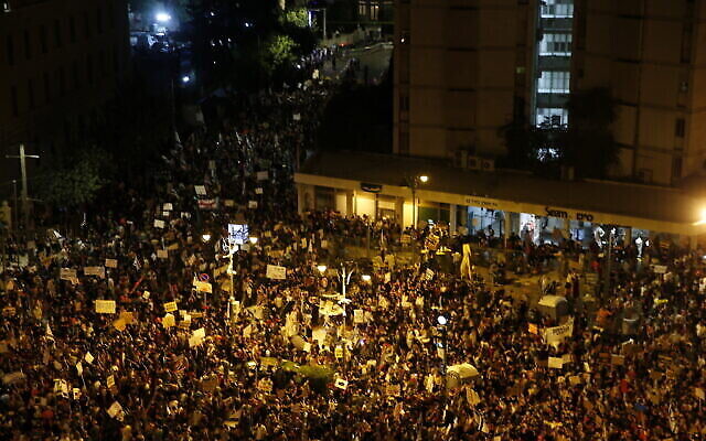 Des milliers de manifestants scandent des slogans et brandissent des pancartes lors d'une manifestation contre le Premier ministre israélien Benjamin Netanyahu devant sa résidence à Jérusalem, le samedi 25 juillet 2020. (AP/Ariel Schalit) Des milliers de manifestants scandent des slogans et brandissent des pancartes lors d'une manifestation contre le Premier ministre israélien Benjamin Netanyahu devant sa résidence à Jérusalem, le samedi 25 juillet 2020. (AP/Ariel Schalit)
