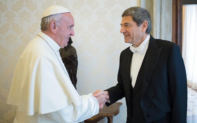 Photo d'illustration : Le pape François rencontre Oren David, nouvel ambassadeur israélien au Saint-Siège, lors de la présentation de sa lettre de créance, au Vatican, le 27 octobre 2016 (Crédit : L'Osservatore Romano/ANSA via AP) Photo d'illustration : Le pape François rencontre Oren David, nouvel ambassadeur israélien au Saint-Siège, lors de la présentation de sa lettre de créance, au Vatican, le 27 octobre 2016 (Crédit : L'Osservatore Romano/ANSA via AP)