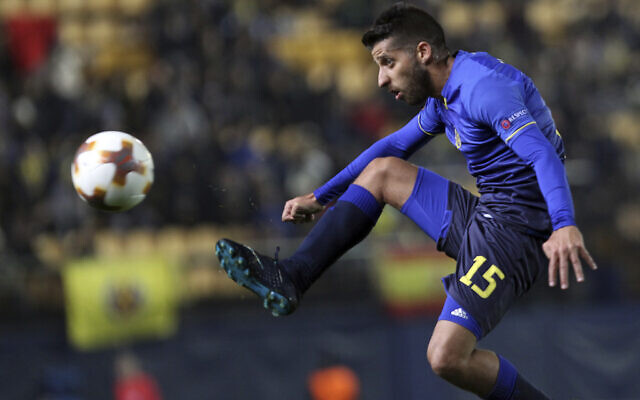 Dor Micha, du Maccabi Tel Aviv, contrôle le ballon lors d'un match de football de l'Europa League contre Villarreal au stade Ceramica de Villarreal, en Espagne, le 7 décembre 2017. (AP Photo/Alberto Saiz) Dor Micha, du Maccabi Tel Aviv, contrôle le ballon lors d'un match de football de l'Europa League contre Villarreal au stade Ceramica de Villarreal, en Espagne, le 7 décembre 2017. (AP Photo/Alberto Saiz)