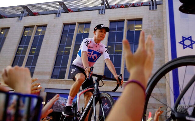 Le cycliste britannique Chris Froome lors de la présentation de la Team Sky à Jérusalem, le 3 mai 2018. (Crédit : AP Photo / Ariel Schalit)