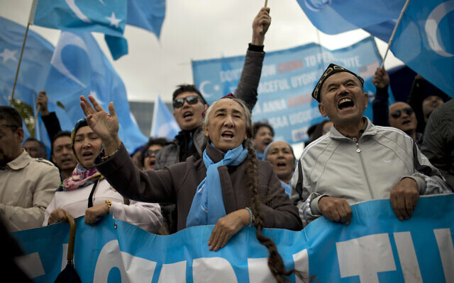 Rebiya Kadeer, au centre, l'ancien chef du Congrès mondiale des Ouïghours pro-indépendance, lance des slogans avec d'autres en tenant des drapeaux ouïgours, ou pro-indépendance du Turkistan oriental, lors d'une manifestation à Bruxelles, le lundi 1 octobre 2018 (AP Photo/Francisco Seco) Rebiya Kadeer, au centre, l'ancien chef du Congrès mondiale des Ouïghours pro-indépendance, lance des slogans avec d'autres en tenant des drapeaux ouïgours, ou pro-indépendance du Turkistan oriental, lors d'une manifestation à Bruxelles, le lundi 1 octobre 2018 (AP Photo/Francisco Seco)