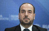 Le président de la commission de négociation de la Syrie Nasr al-Hariri s'exprime lors d'une conférence de presse à Moscou en Russie, le vendredi 26 octobre 2018. (AP Photo/Pavel Golovkin)